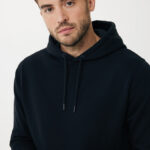 Homme portant un sweat à capuche noir