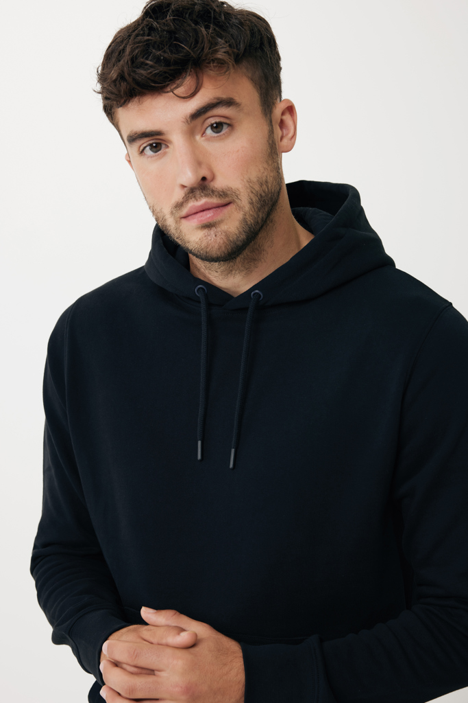 Homme portant un sweat à capuche noir