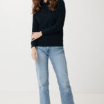 Femme en sweat noir et jean clair