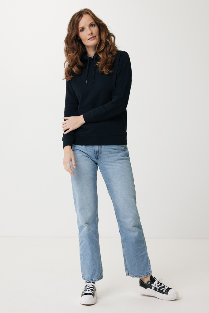Femme en sweat noir et jean clair