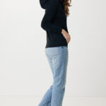 Femme portant sweat noir et jean clair