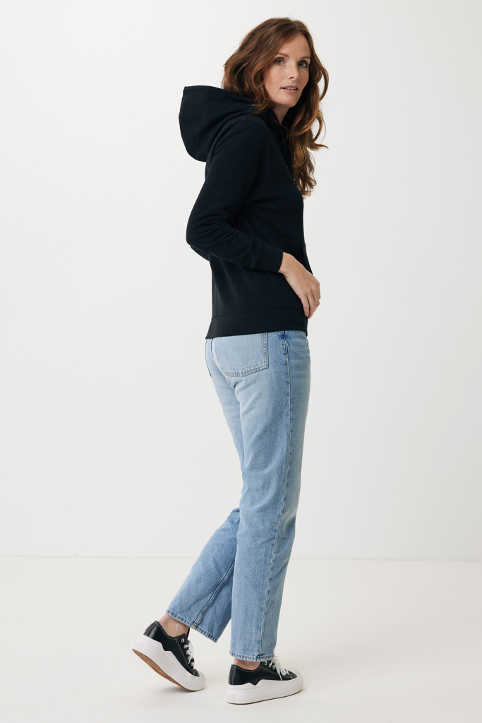 Femme portant sweat noir et jean clair