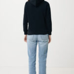 Femme de dos en sweat noir et jean clair