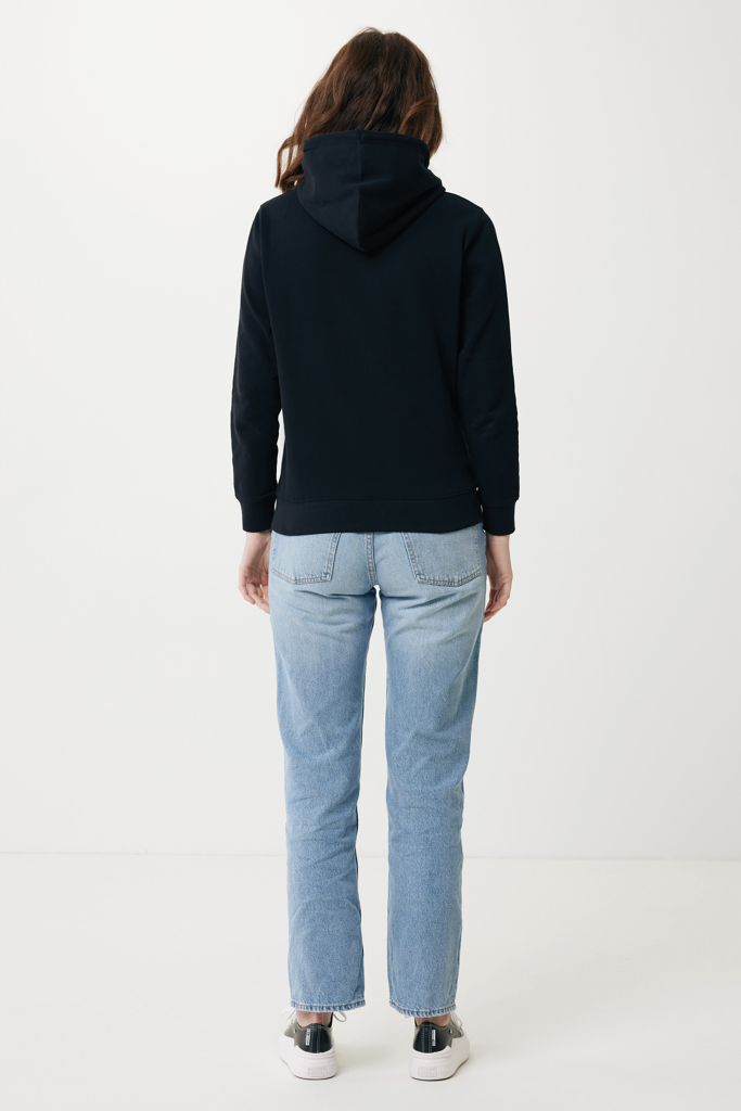 Femme de dos en sweat noir et jean clair