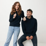 Femme debout et homme assis en sweat