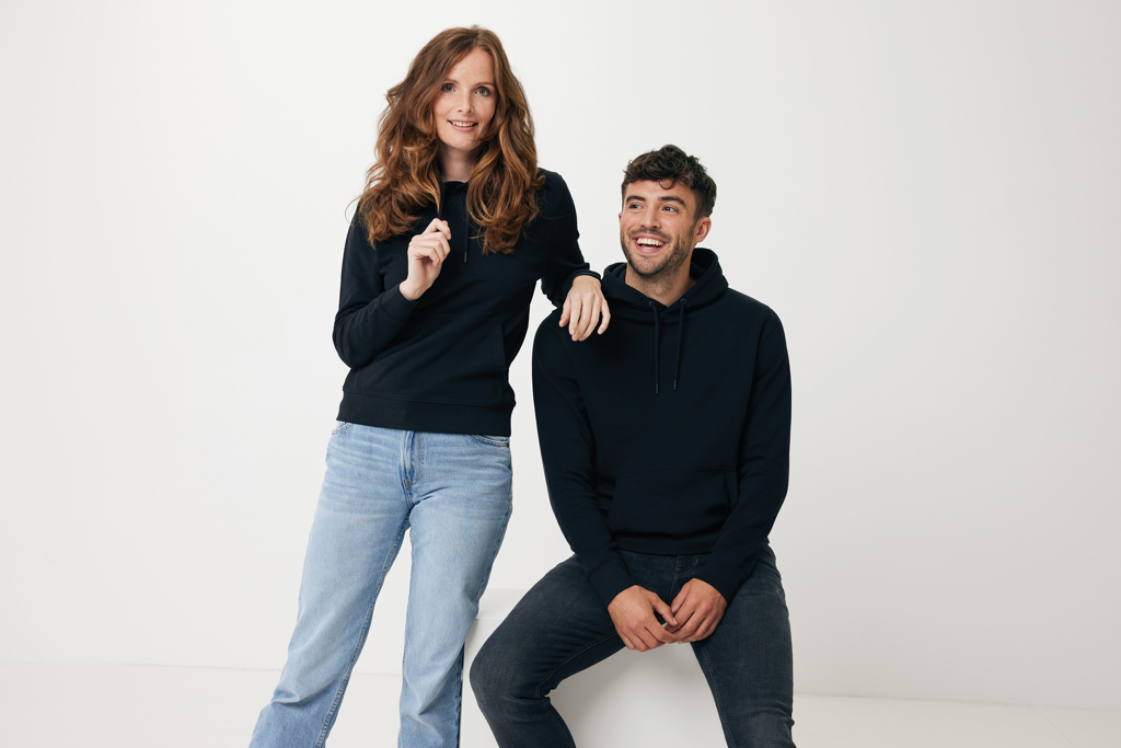 Femme debout et homme assis en sweat