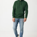Homme portant hoodie vert et jean bleu