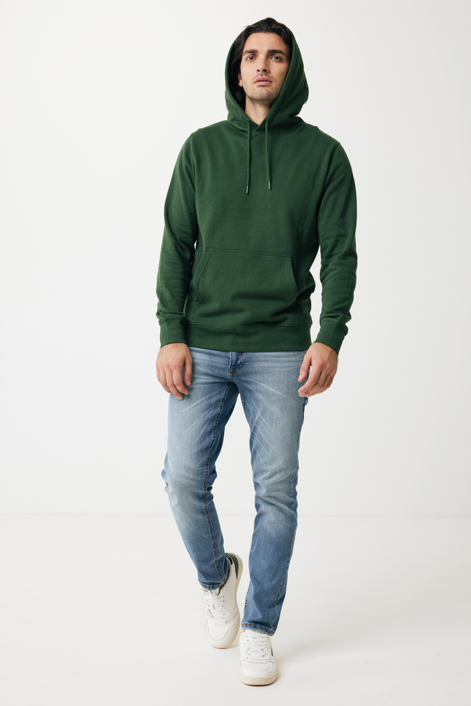 Homme portant hoodie vert et jean bleu