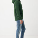 Homme portant sweat à capuche vert et jean