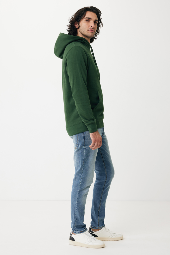 Homme portant sweat à capuche vert et jean