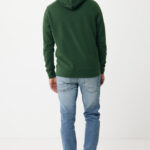 Homme portant sweat à capuche vert et jean