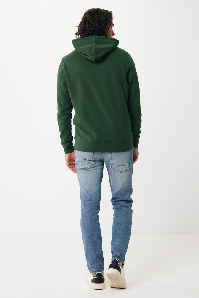 Homme portant sweat à capuche vert et jean
