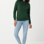 Femme portant sweat vert et jean clair