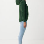 Femme en hoodie vert et jean clair