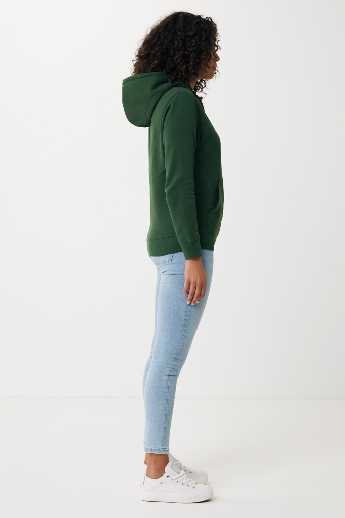 Femme en hoodie vert et jean clair