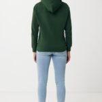 Vue arrière femme sweat vert et jean clair