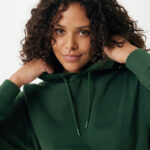Femme portant un sweat à capuche vert