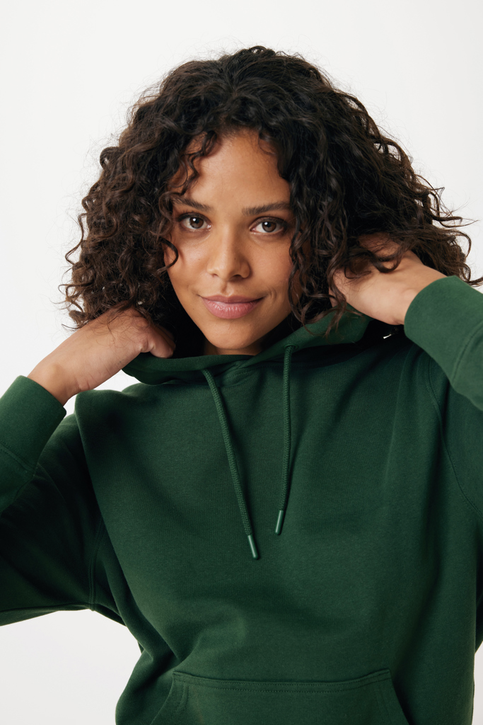 Femme portant un sweat à capuche vert