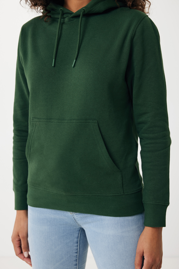 Sweat à capuche vert porté avec jean clair