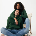Couple en sweat vert posant en studio