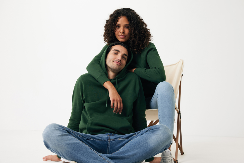 Couple en sweat vert posant en studio