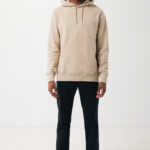 Homme portant hoodie beige et pantalon noir
