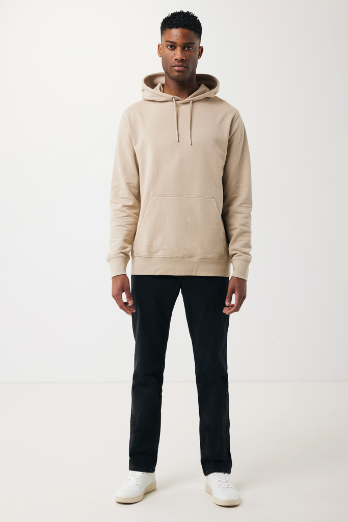Homme portant hoodie beige et pantalon noir