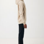 Homme de profil en hoodie beige et jean noir