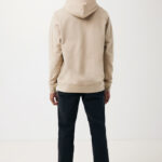 Homme de dos en hoodie beige et jean