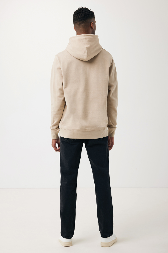 Homme de dos en hoodie beige et jean