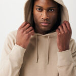 Homme portant un sweat à capuche beige