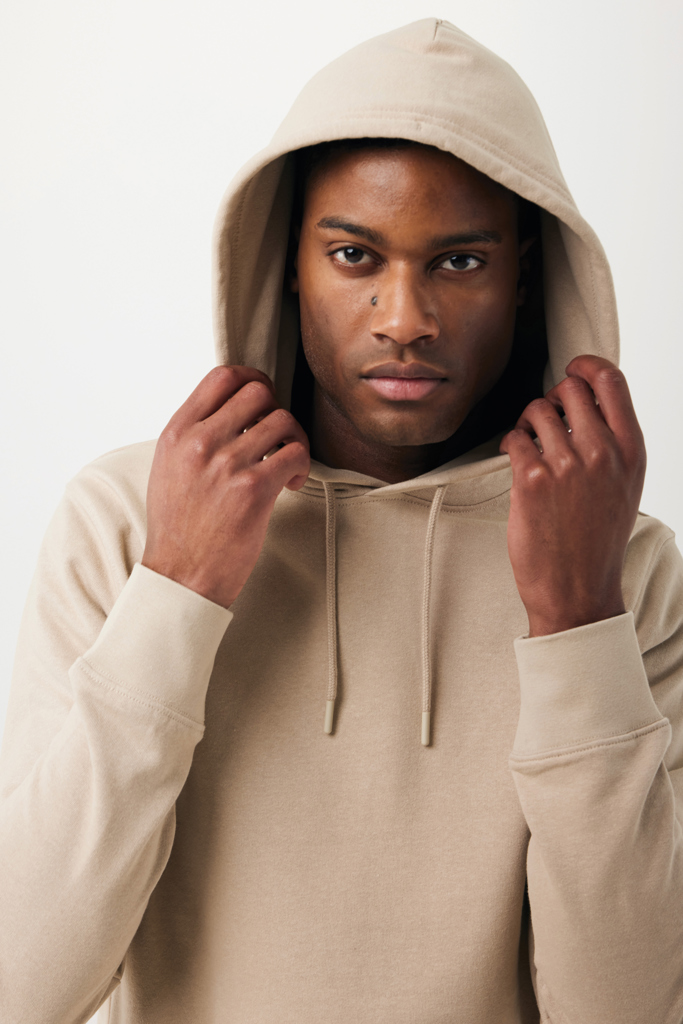 Homme portant un sweat à capuche beige
