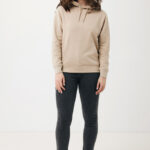 Femme portant un hoodie beige et jean noir