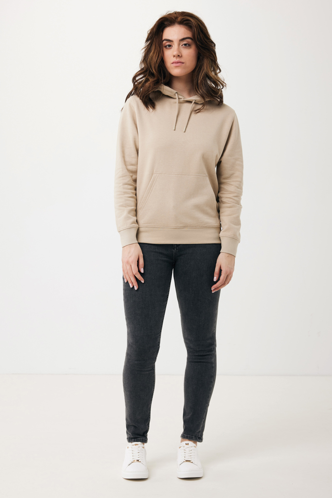 Femme portant un hoodie beige et jean noir