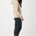 Femme en hoodie beige et jean noir