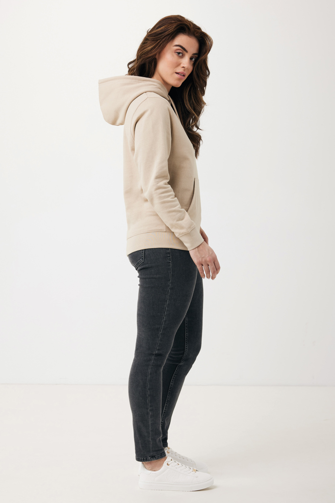 Femme en hoodie beige et jean noir