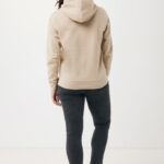 Femme portant un sweat beige vue de dos