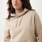 Femme portant un sweat à capuche beige