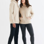 Homme et femme en sweats à capuche beiges