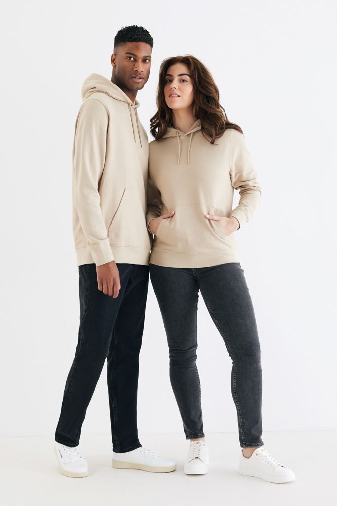 Homme et femme en sweats à capuche beiges