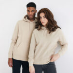 Deux mannequins portant des sweats à capuche beiges