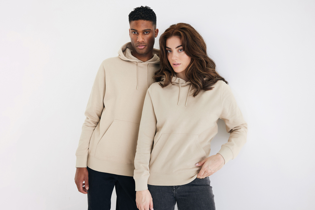Deux mannequins portant des sweats à capuche beiges