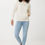 Femme en hoodie beige et jean clair