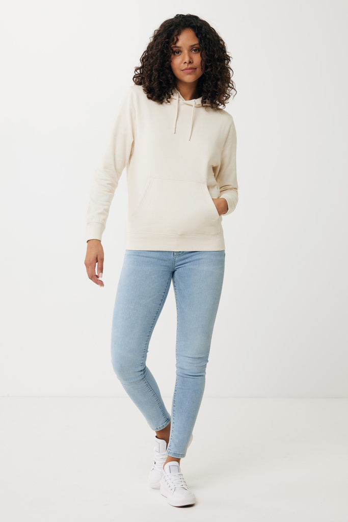 Femme en hoodie beige et jean clair