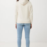 Femme de dos en sweat beige et jean clair