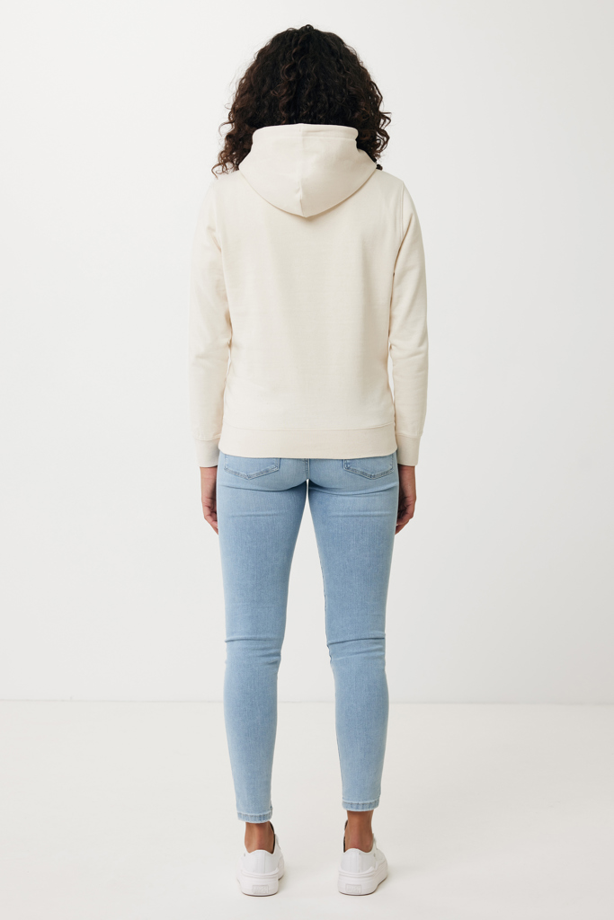 Femme de dos en sweat beige et jean clair