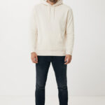 Homme portant un sweat à capuche beige