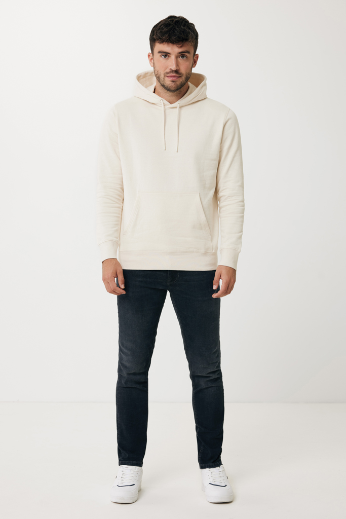 Homme portant un sweat à capuche beige