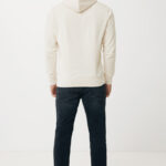 Homme de dos portant sweat à capuche beige