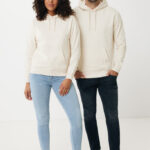 Homme et femme en hoodies beiges assortis